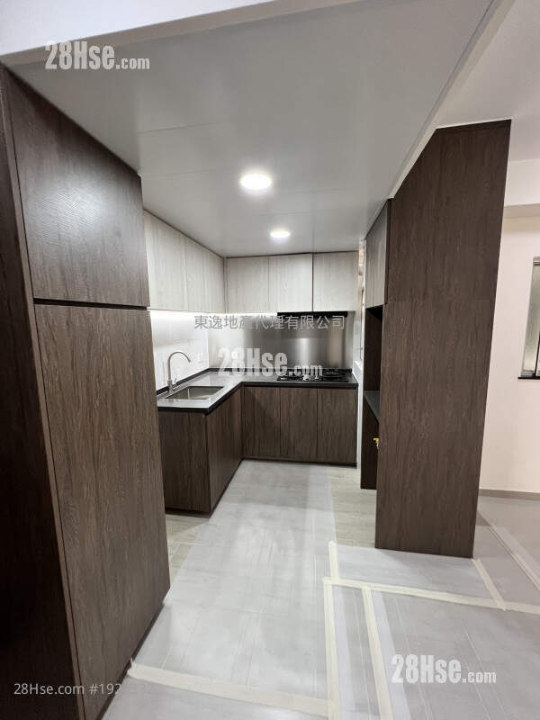 Yue Xiu Plaza Sell 3 Bedrooms , 1 Bathroom 566 ft² ( 52.6 m² )