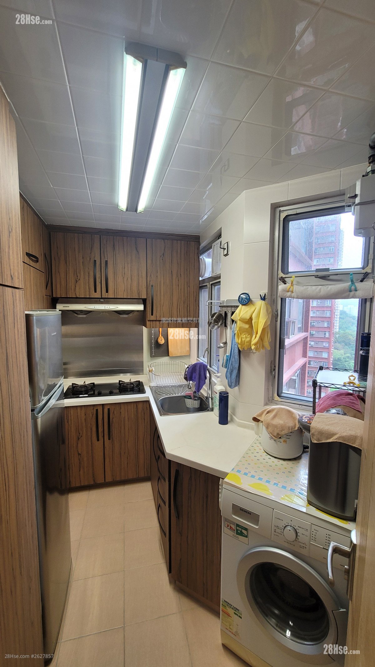 Hong Tin Court Sell 3 Bedrooms , 1 Bathroom 531 ft² ( 49.3 m² )