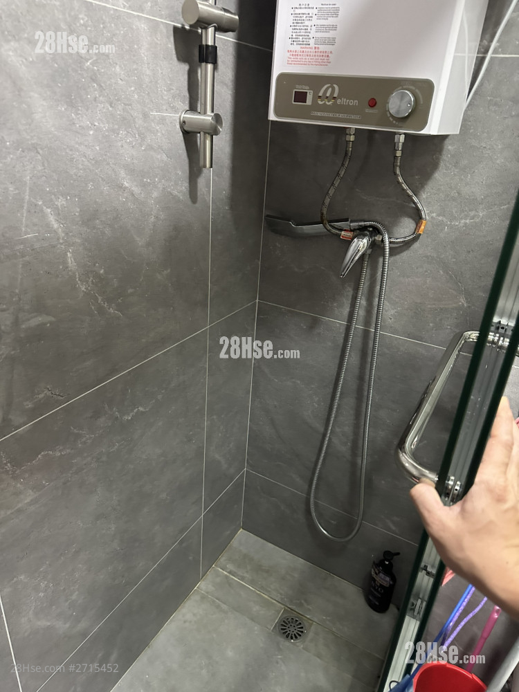 同发大厦 租盘 4 房 , 1 浴室 100 平方尺 ( 9.3 平方米 )