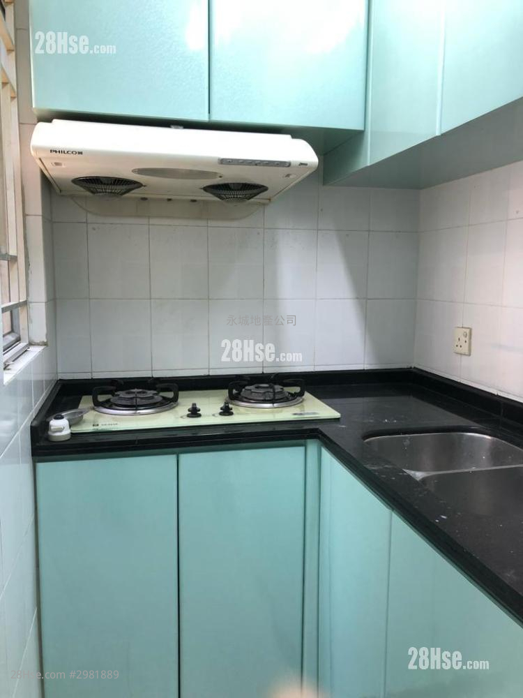 Golden Court Sell 2 Bedrooms , 1 Bathroom 327 ft² ( 30.4 m² )