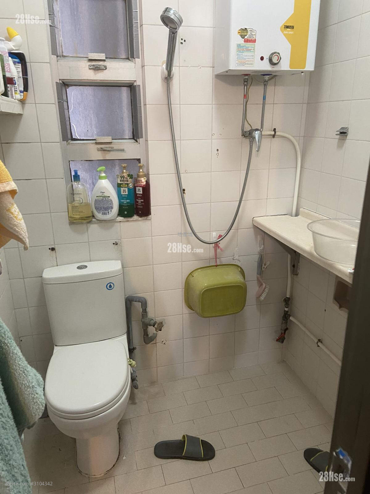 Fu Wah Court Sell 2 Bedrooms , 1 Bathroom 438 ft² ( 40.7 m² )