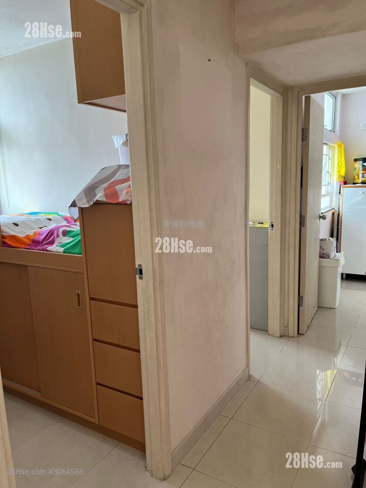 Tung Shing Court Sell 3 Bedrooms , 1 Bathroom 559 ft² ( 51.9 m² )