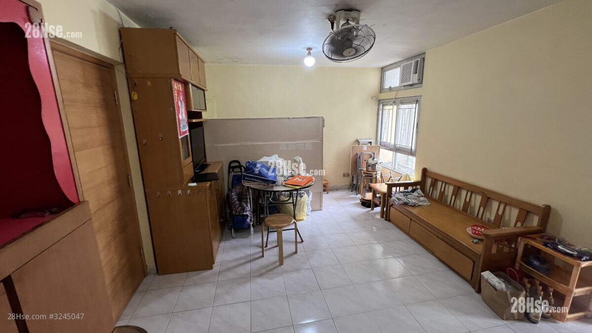 Pang Ching Court Sell 2 Bedrooms , 1 Bathroom 443 ft² ( 41.2 m² )