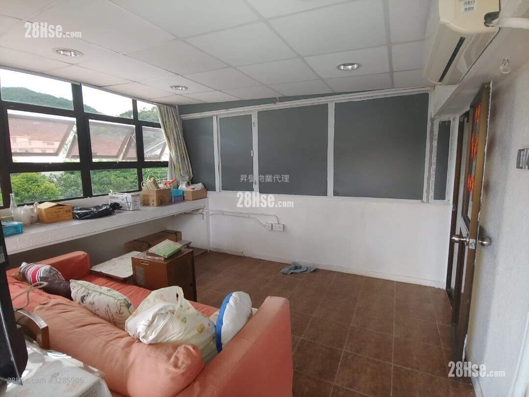 Tseng Lan Shue Village Sell 4 Bedrooms , 2 Bathrooms 700 ft² ( 65.0 m² )