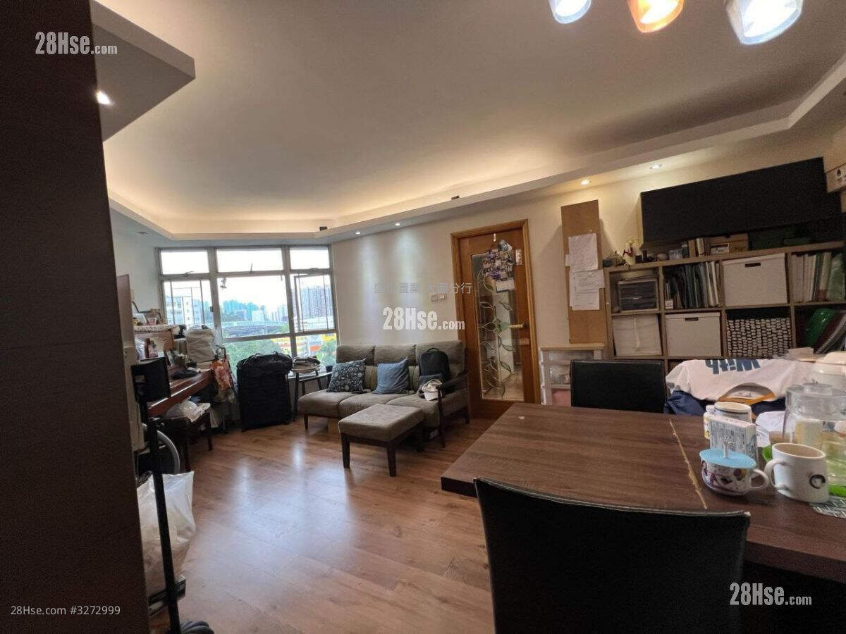 Man Lai Court Sell 3 Bedrooms , 1 Bathroom 637 ft² ( 59.2 m² )