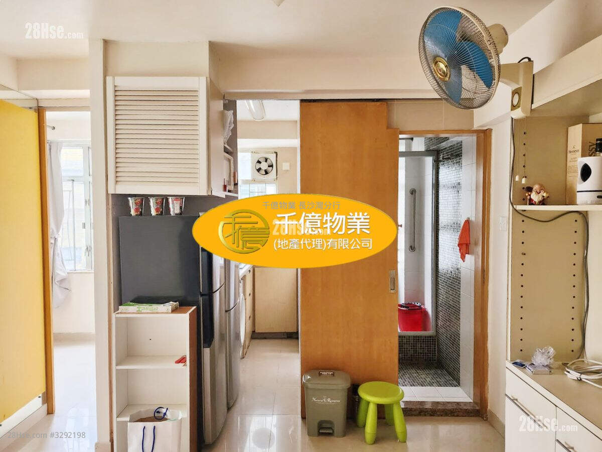 Hang Shun Building Sell 2 Bedrooms 262 ft² ( 24.3 m² )