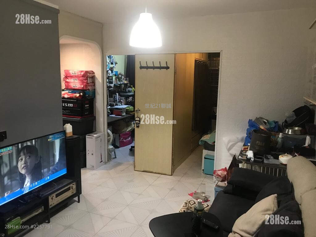 Tak Tin Estate Sell 2 Bedrooms , 1 Bathroom 407 ft² ( 37.8 m² )