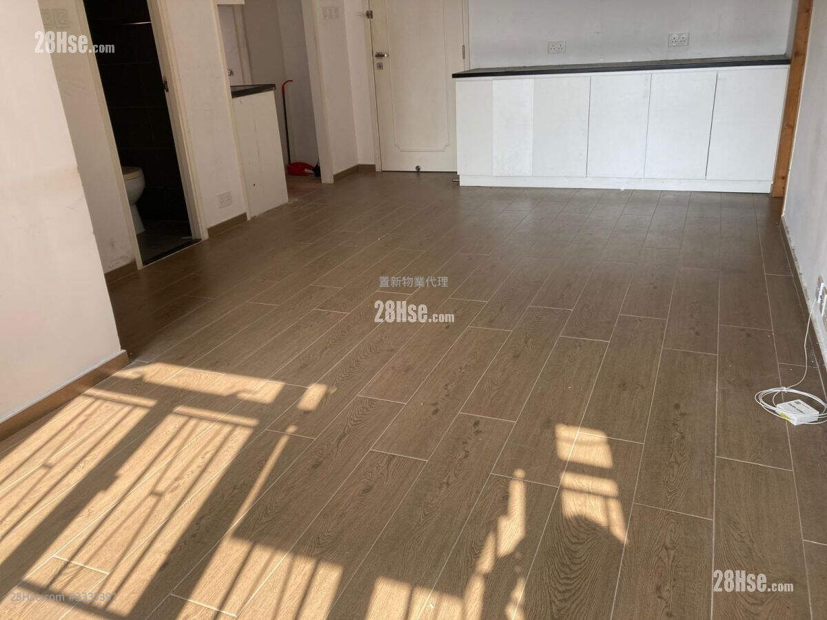 Lung Yan Court Sell 3 Bedrooms , 1 Bathroom 640 ft² ( 59.5 m² )