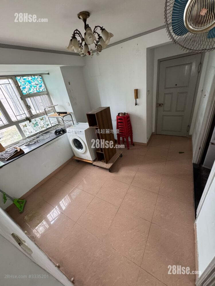 Ho Wang Building Sell 2 Bedrooms , 1 Bathroom 305 ft² ( 28.3 m² )