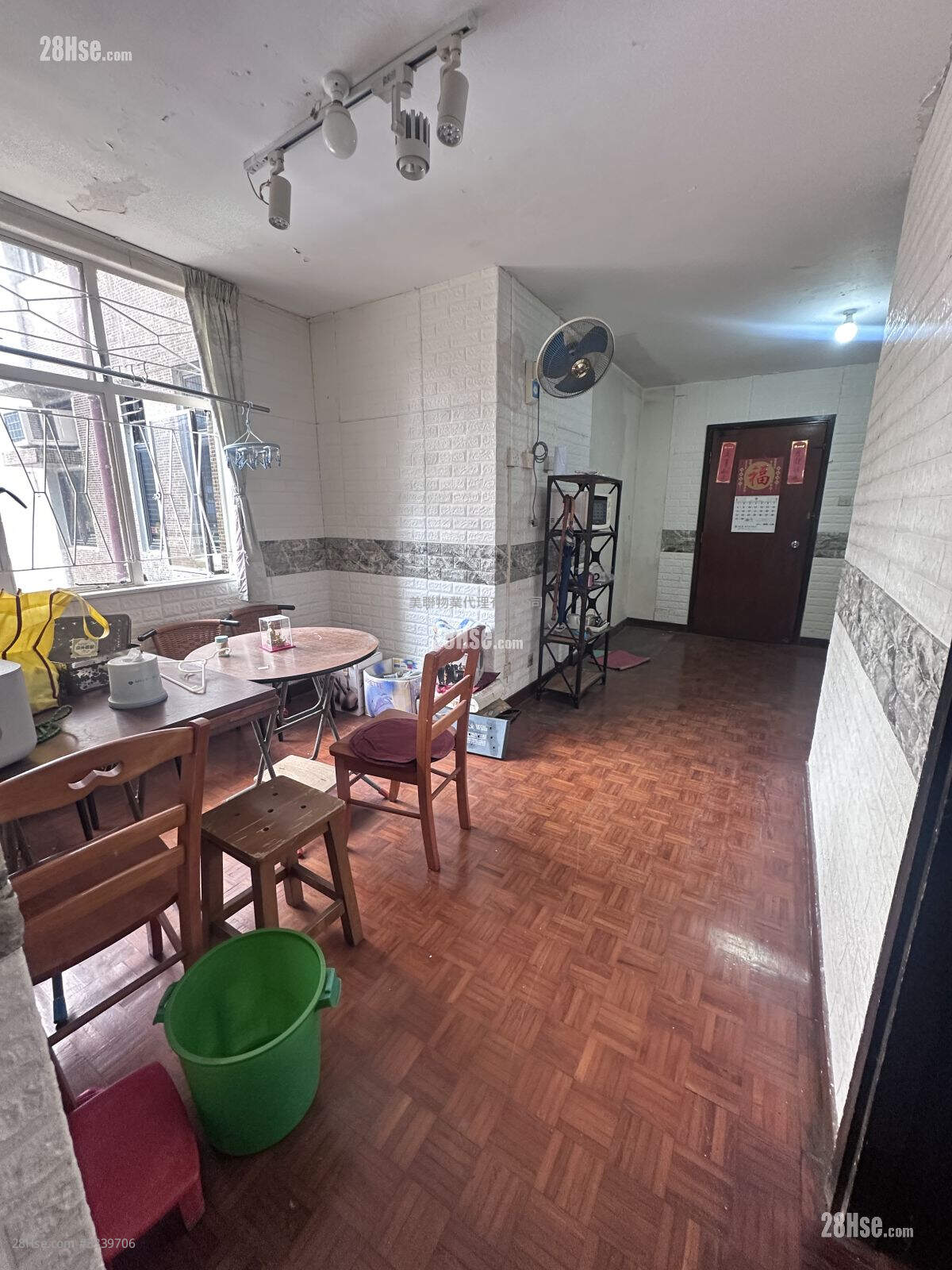 Luk Yeung Sun Chuen Sell 3 Bedrooms , 1 Bathroom 582 ft² ( 54.1 m² )