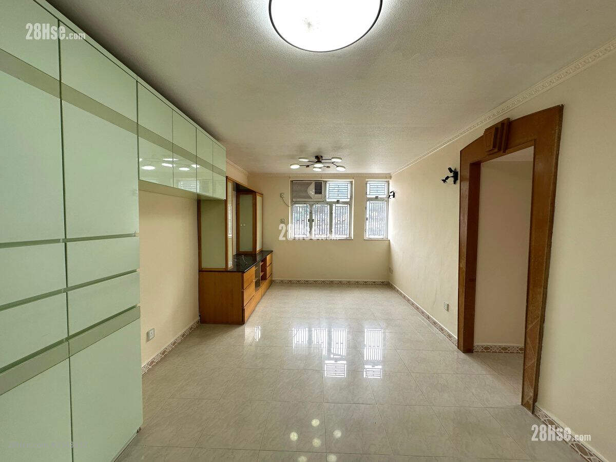 Fung Shing Court Sell 3 Bedrooms , 1 Bathroom 490 ft² ( 45.5 m² )