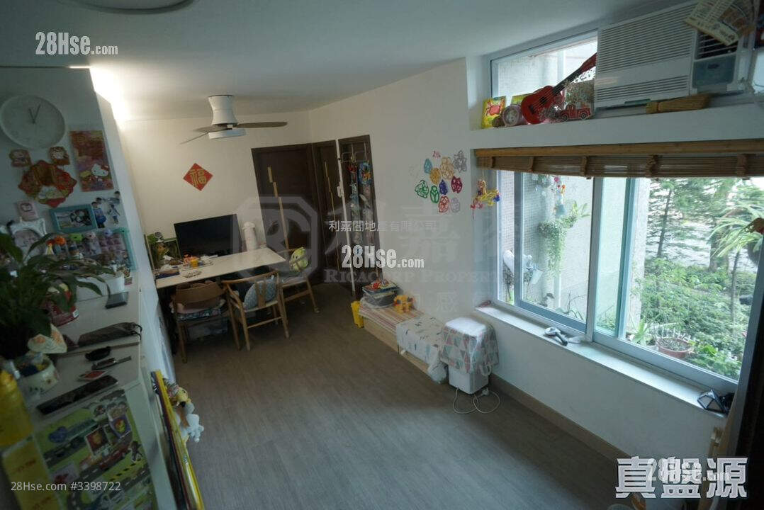 On Shing Court Sell 3 Bedrooms , 1 Bathroom 543 ft² ( 50.4 m² )