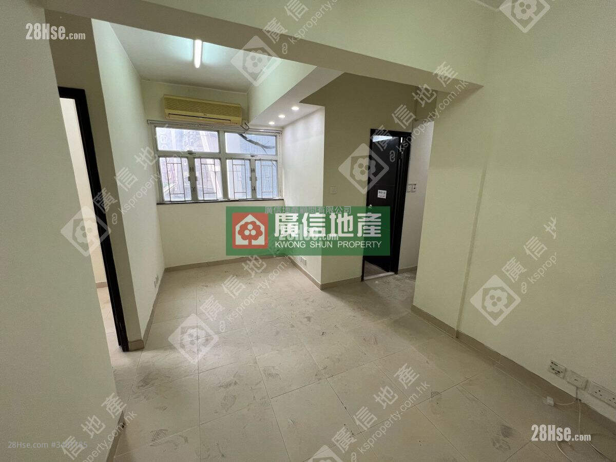 Pak Lok Building Sell 2 Bedrooms , 1 Bathroom 421 ft² ( 39.1 m² )