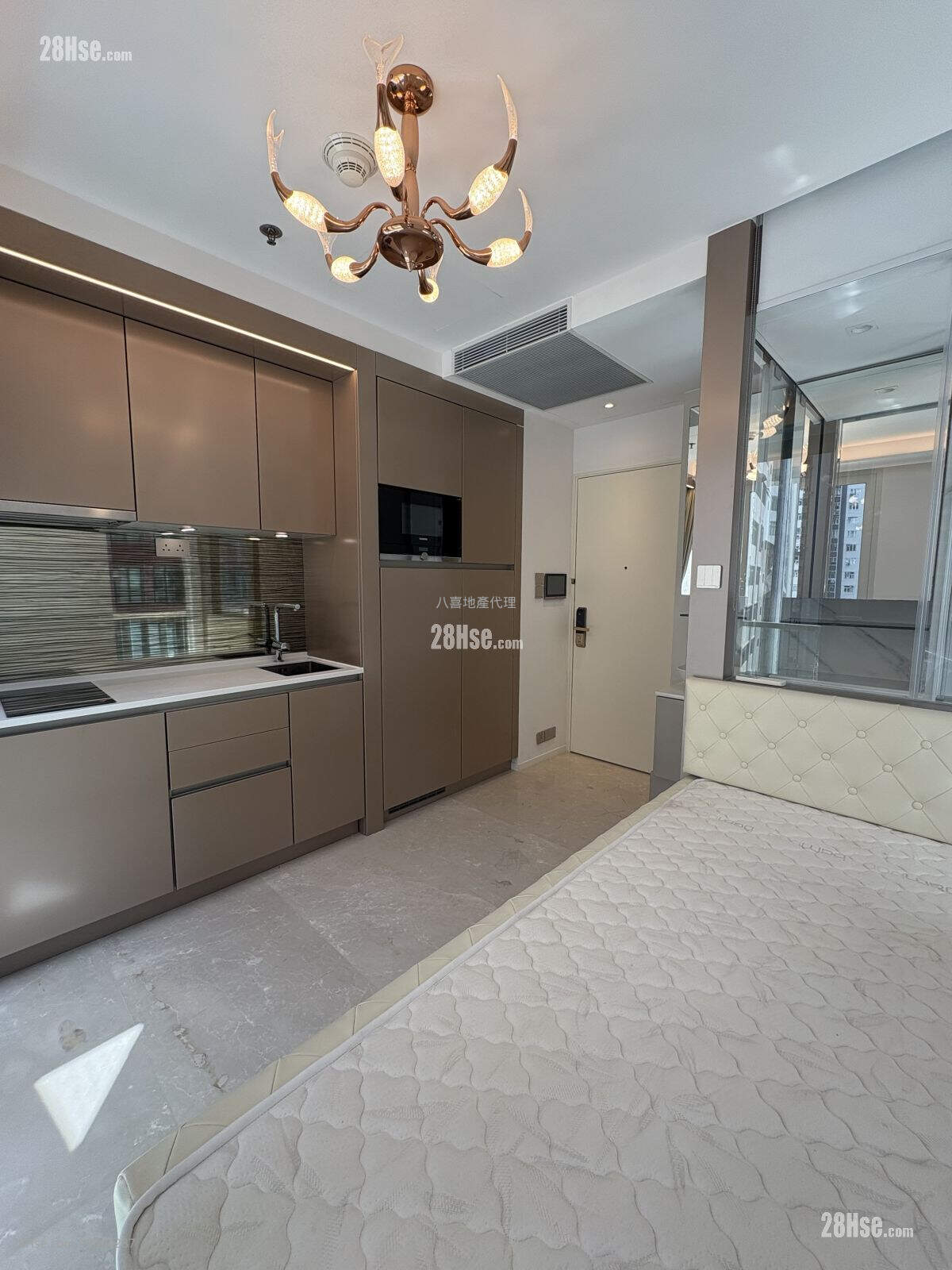 Upper Central Rental Studio , 1 Bathroom 200 ft² ( 18.6 m² )