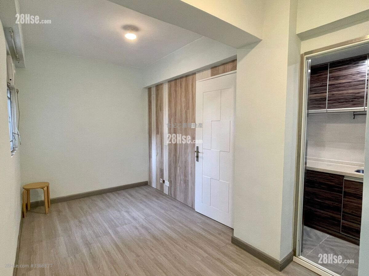 Tung Nam Building Sell 3 Bedrooms , 1 Bathroom 420 ft² ( 39.0 m² )