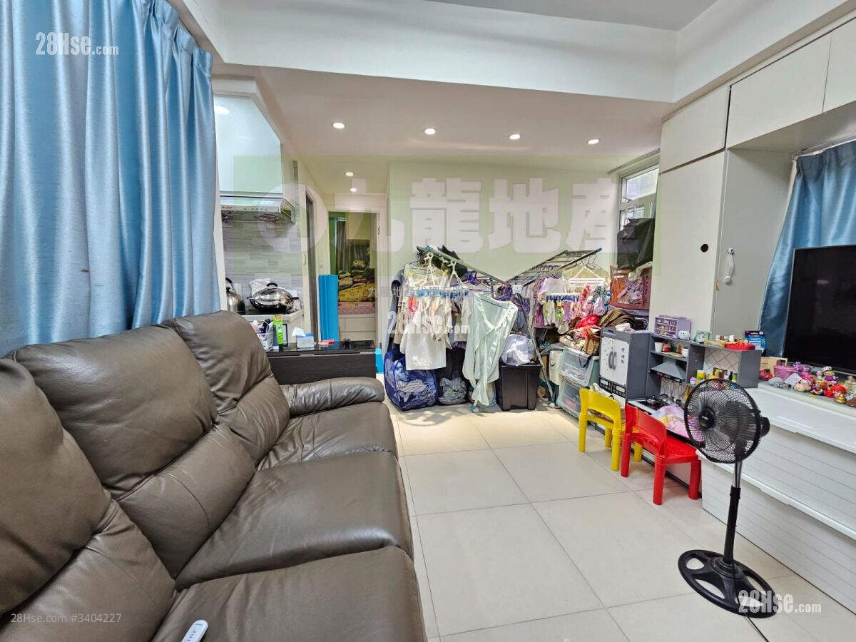 Chi Fai Court Sell 2 Bedrooms , 1 Bathroom 338 ft² ( 31.4 m² )