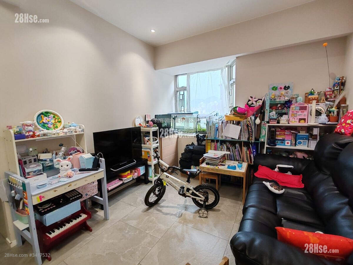 Ka Hay Building Sell 3 Bedrooms , 1 Bathroom 503 ft² ( 46.7 m² )