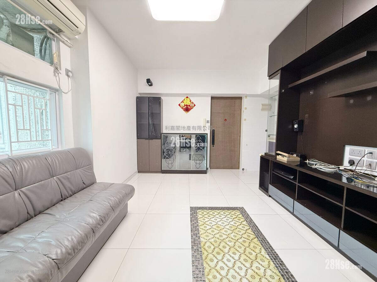 Tai Po Centre Sell 2 Bedrooms , 1 Bathroom 409 ft² ( 38.0 m² )