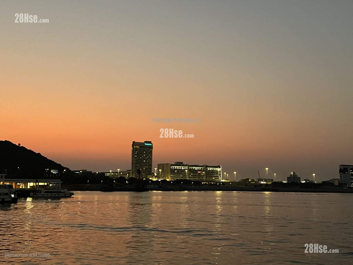 Le Bleu Deux Coastal Skyline Rental 539 ft² ( 50.1 m² )