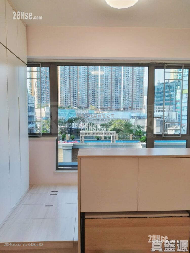 Aurora Sell 219 ft² ( 20.3 m² )