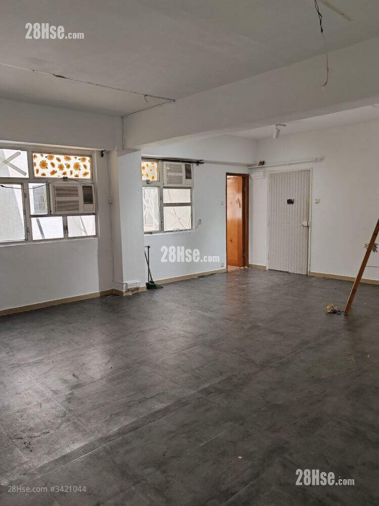Friends\' House Sell 1 Bedroom , 1 Bathroom 570 ft² ( 53.0 m² )