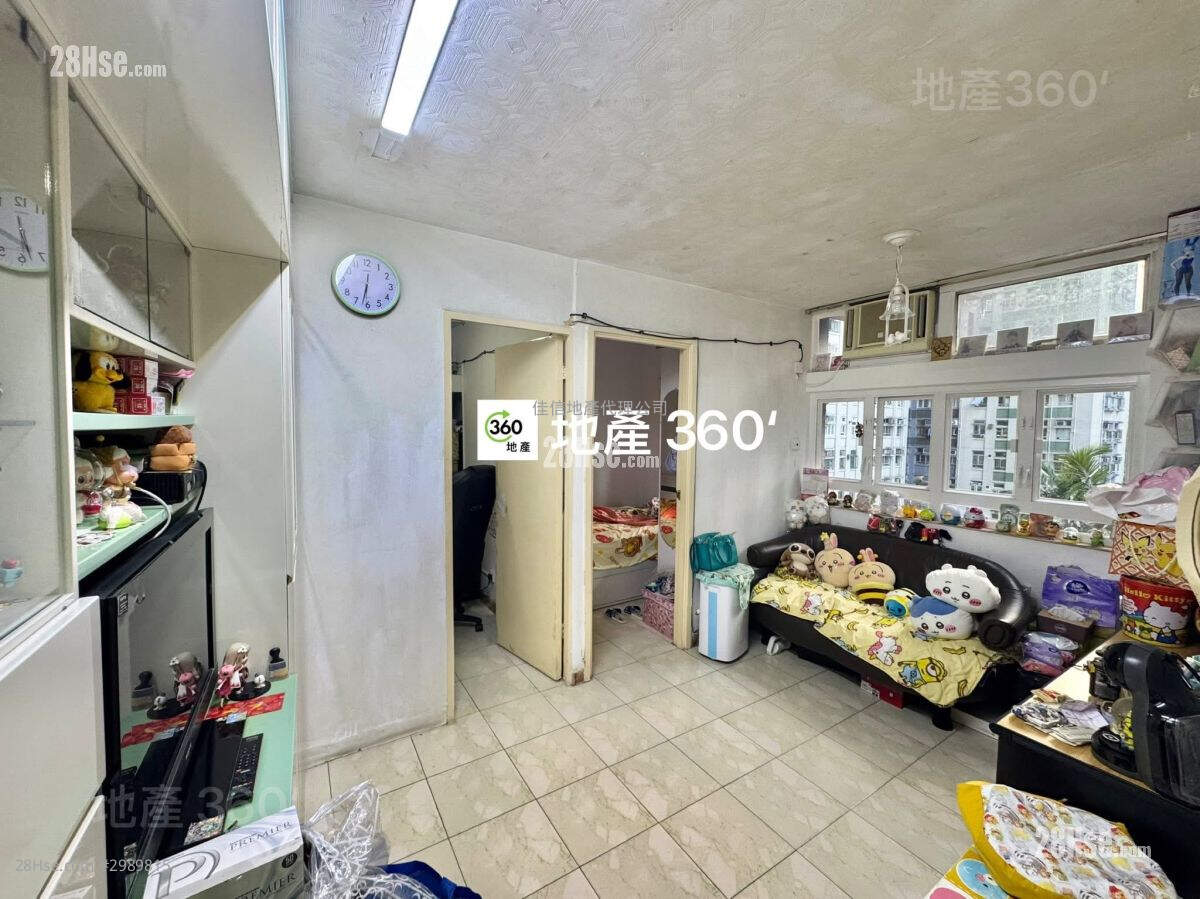 Ming Nga Court Sell 2 Bedrooms , 1 Bathroom 363 ft² ( 33.7 m² )