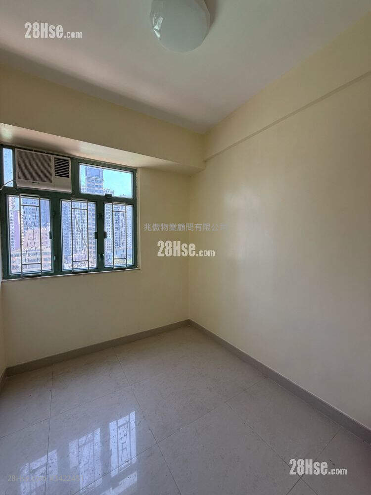 Tak Bo Building Rental 3 Bedrooms , 1 Bathroom 450 ft² ( 41.8 m² )
