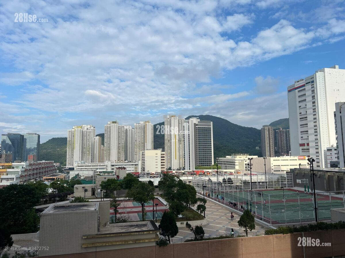 Yu Chui Court Sell 3 Bedrooms , 2 Bathrooms 650 ft² ( 60.4 m² )