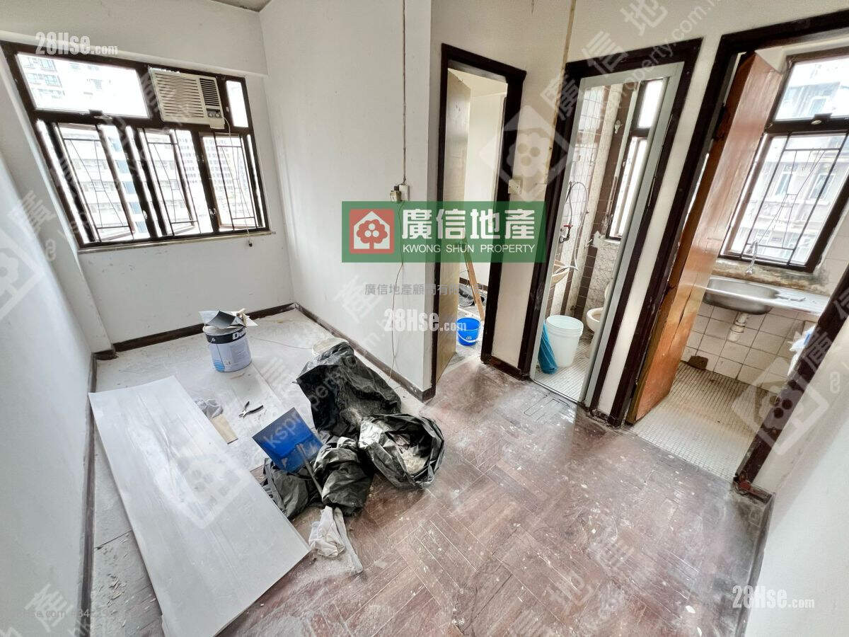 Tak Cheong Building Sell 1 Bedroom , 1 Bathroom 202 ft² ( 18.8 m² )