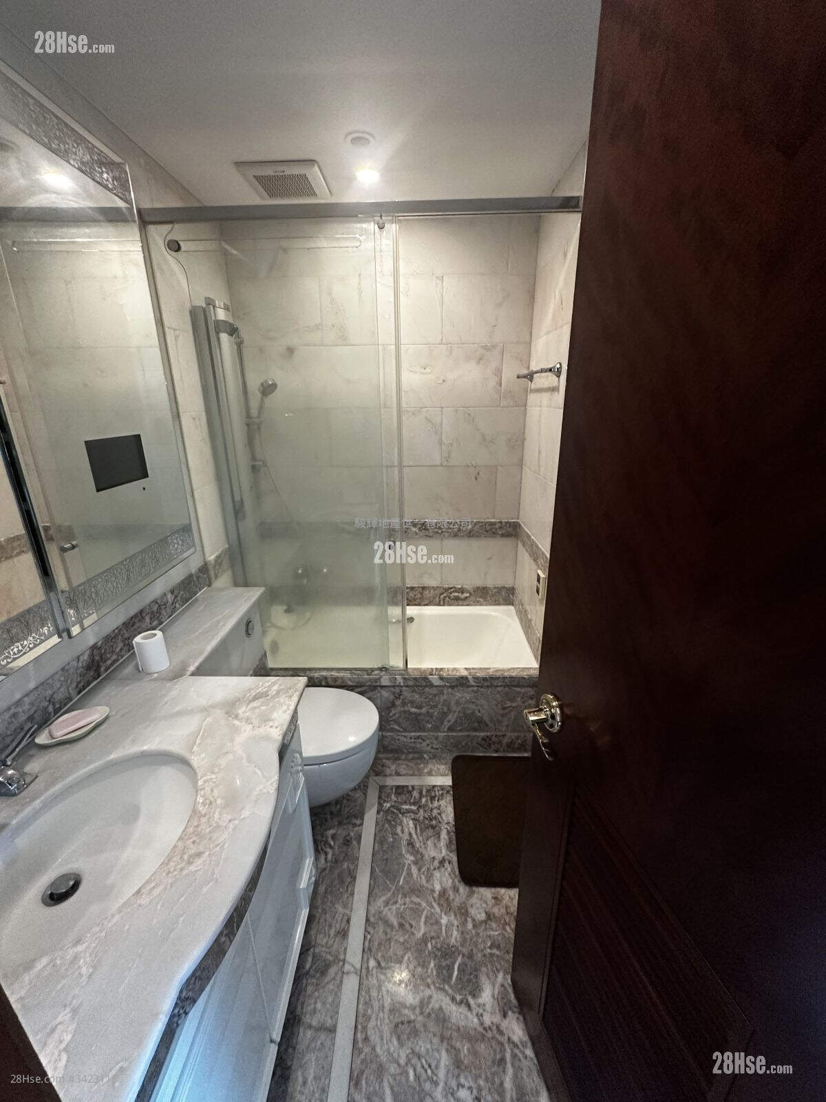 Dorfu Court Sell 2 Bedrooms , 1 Bathroom 358 ft² ( 33.3 m² )