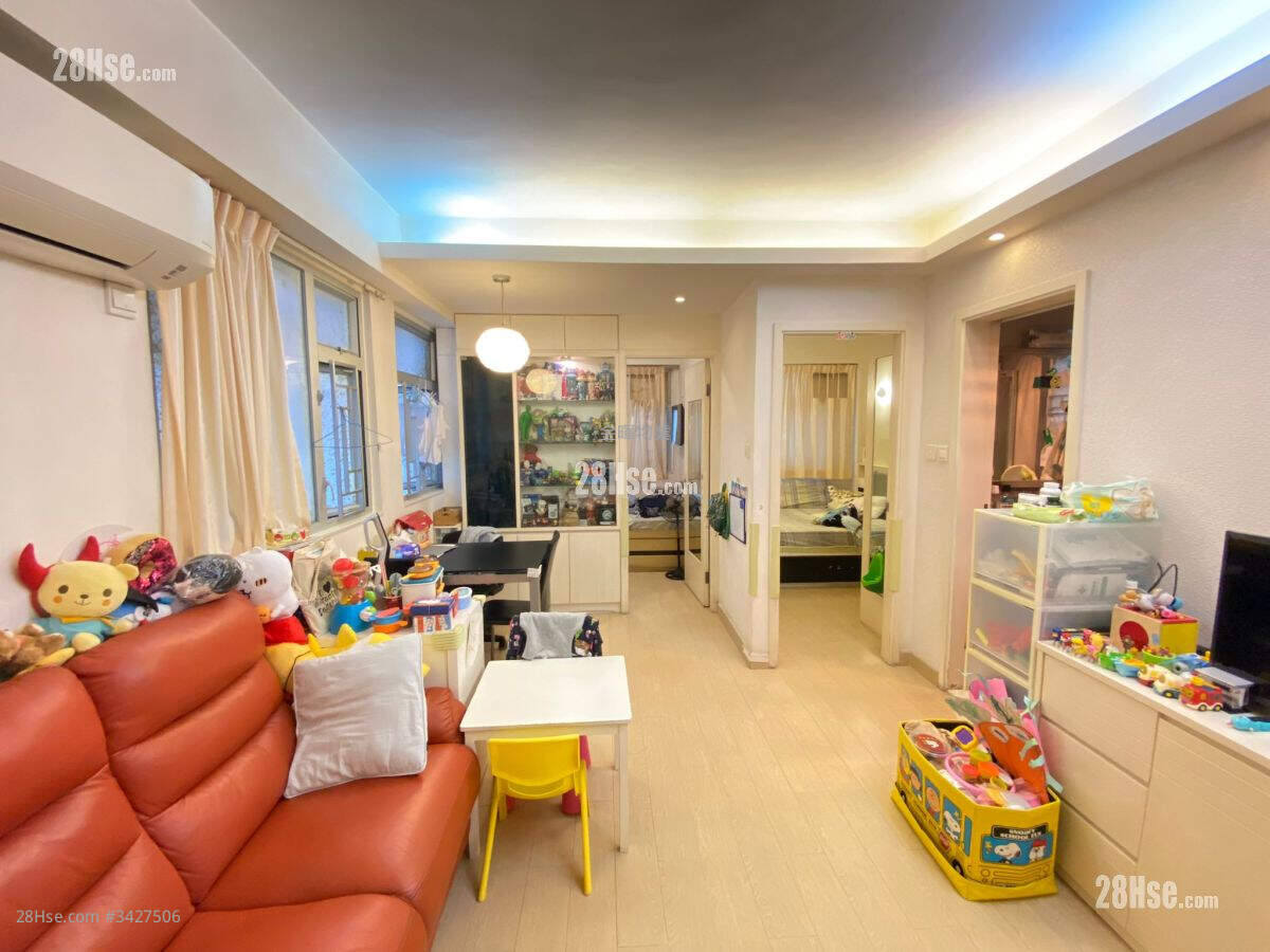 Tong Nam Mansion Sell 3 Bedrooms , 1 Bathroom 449 ft² ( 41.7 m² )