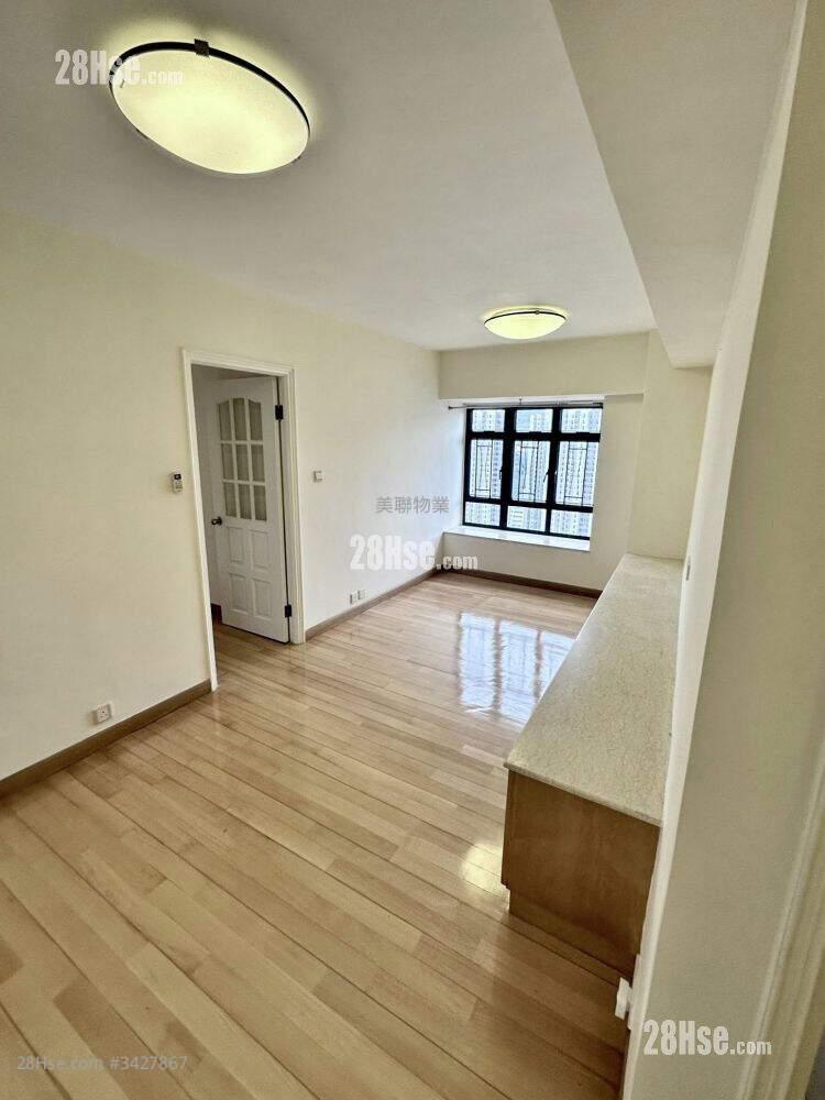 Town Square Rental 3 Bedrooms , 2 Bathrooms 608 ft² ( 56.5 m² )