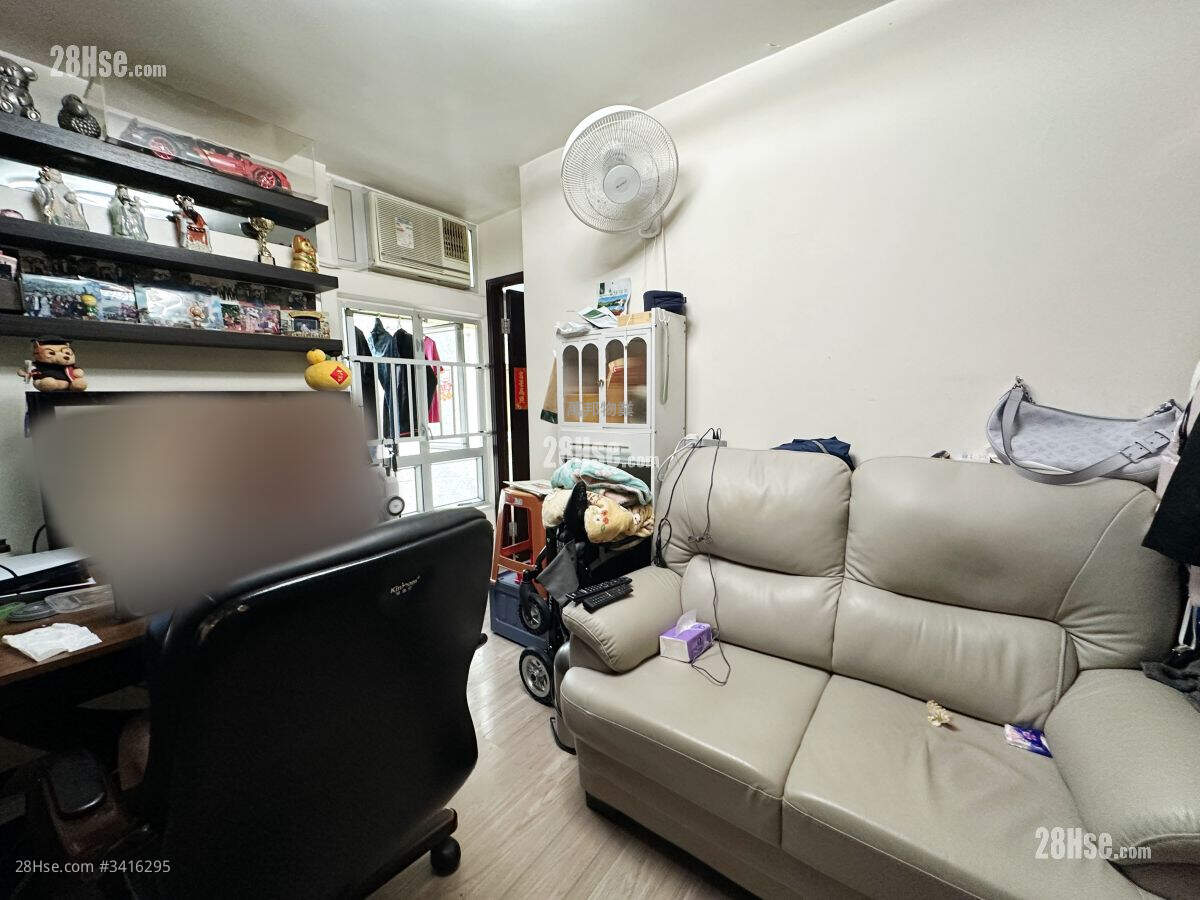 Chung Nga Court Sell 3 Bedrooms , 1 Bathroom 485 ft² ( 45.1 m² )