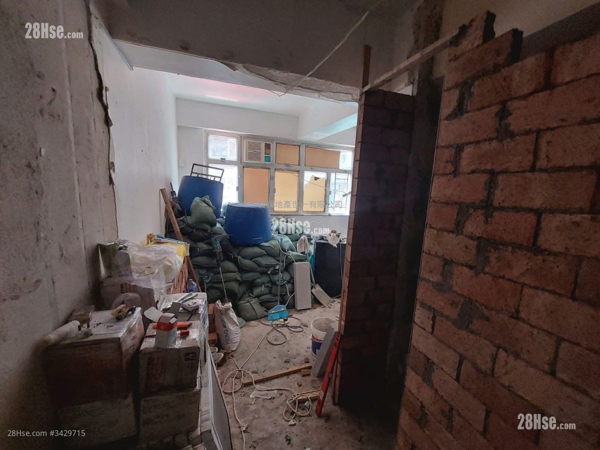 Lee Man Building Sell 3 Bedrooms , 3 Bathrooms 526 ft² ( 48.9 m² )