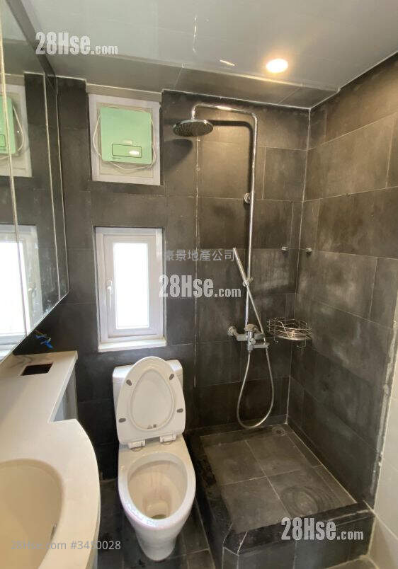 Elegant Garden Rental 3 Bedrooms , 1 Bathroom 374 ft² ( 34.7 m² )