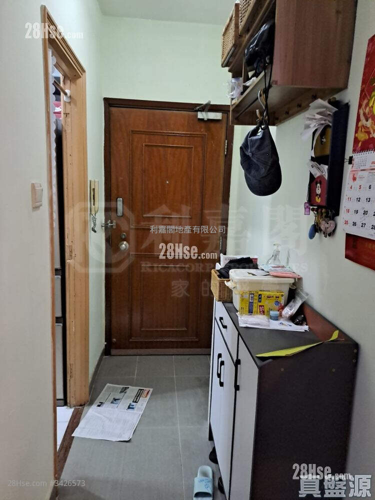 Wah Fung Garden Sell 3 Bedrooms , 1 Bathroom 626 ft² ( 58.2 m² )