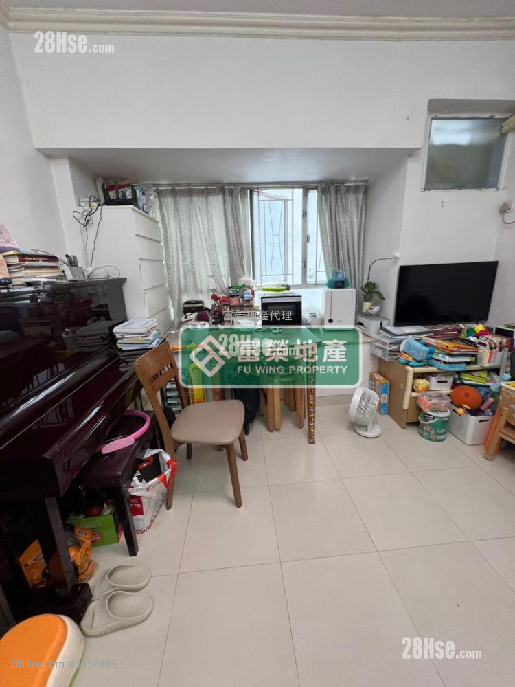 Hung Cheung Building Sell 2 Bedrooms , 1 Bathroom 322 ft² ( 29.9 m² )