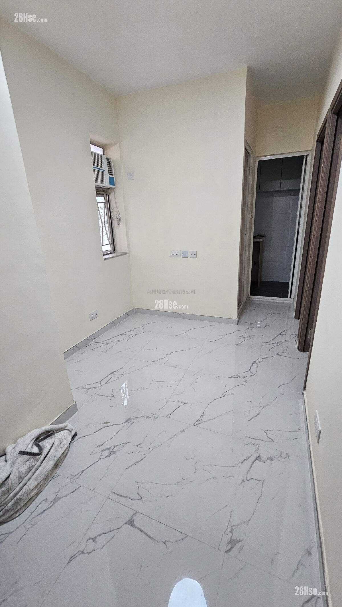 Lucky Building Sell 2 Bedrooms , 1 Bathroom 300 ft² ( 27.9 m² )