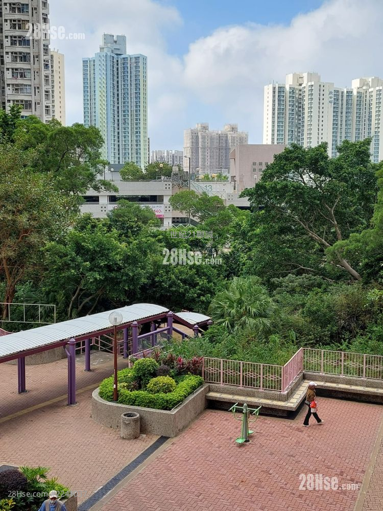 Tak Tin Estate Sell 2 Bedrooms , 1 Bathroom 385 ft² ( 35.8 m² )