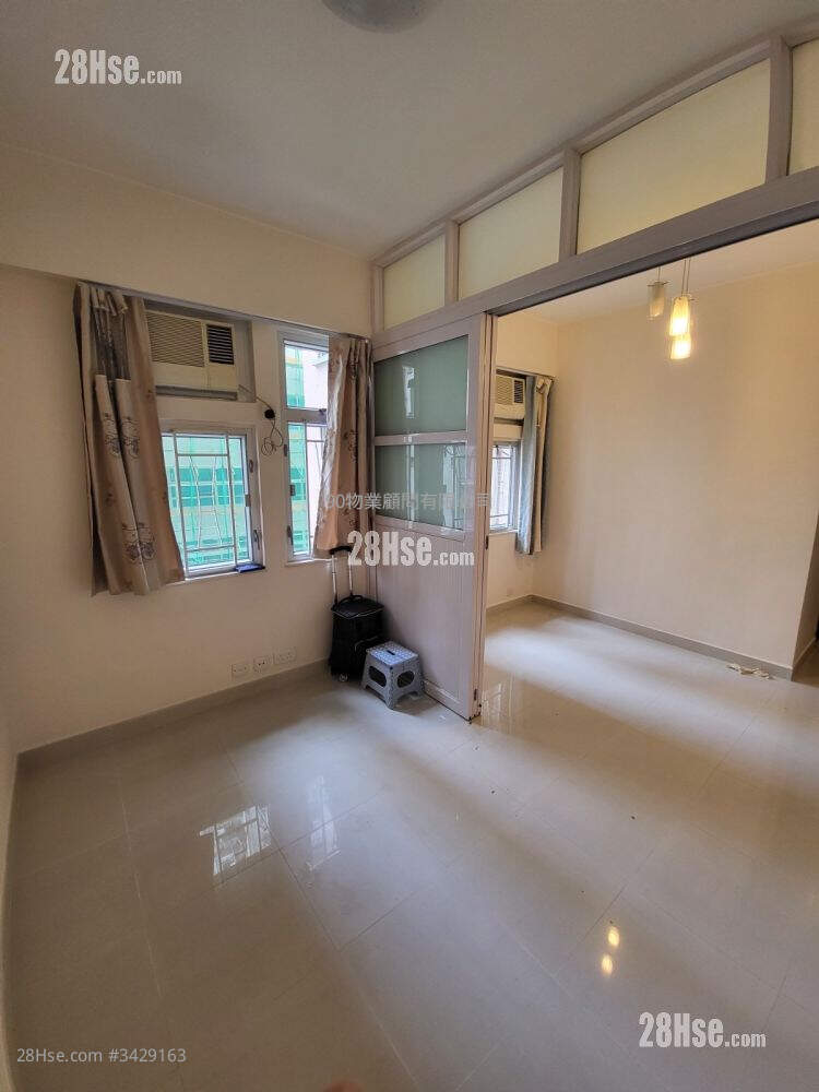 Chong Yip Centre Sell 270 ft² ( 25.1 m² )