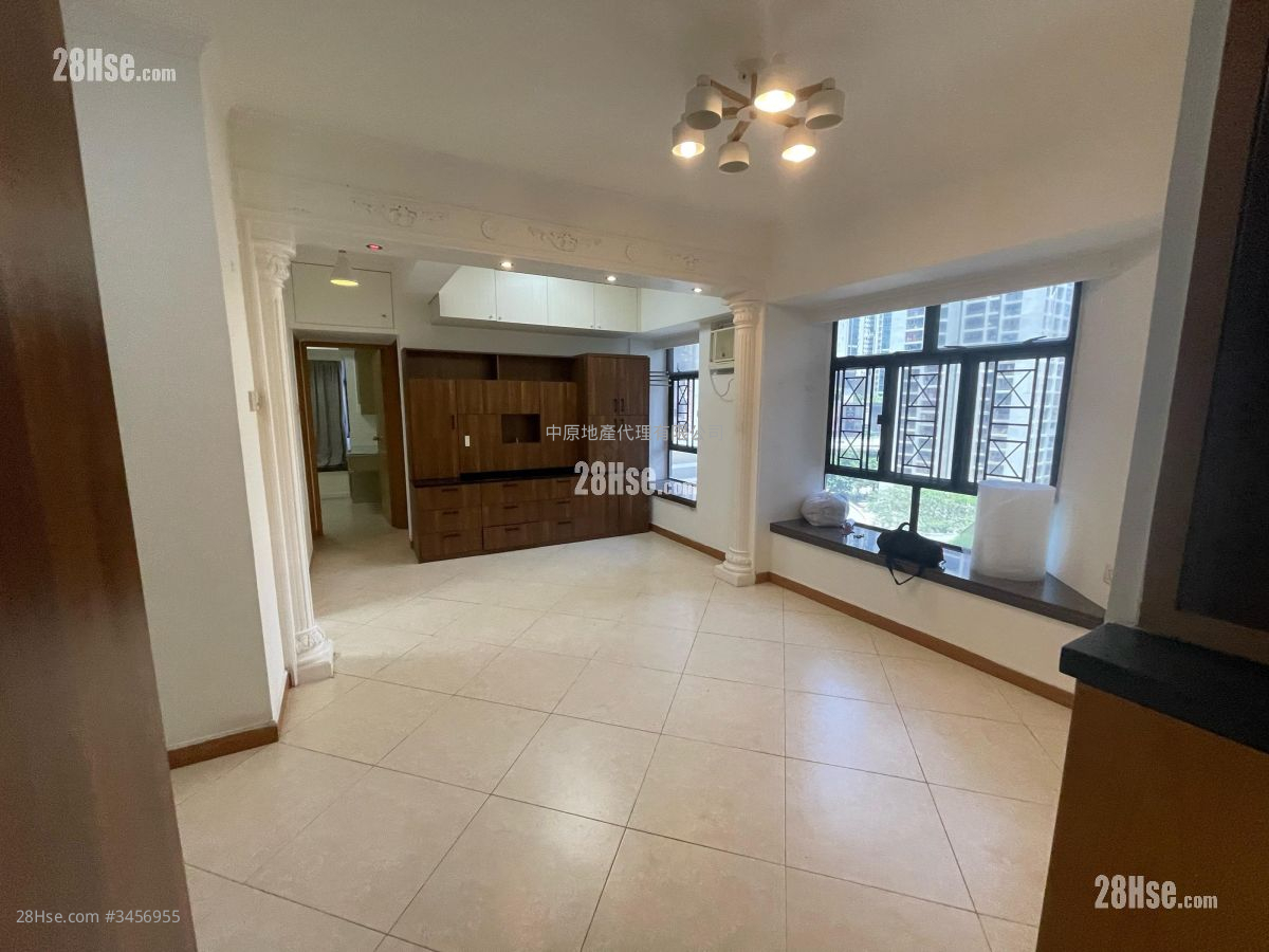 Skyline Plaza Sell 3 Bedrooms , 2 Bathrooms 579 ft² ( 53.8 m² )