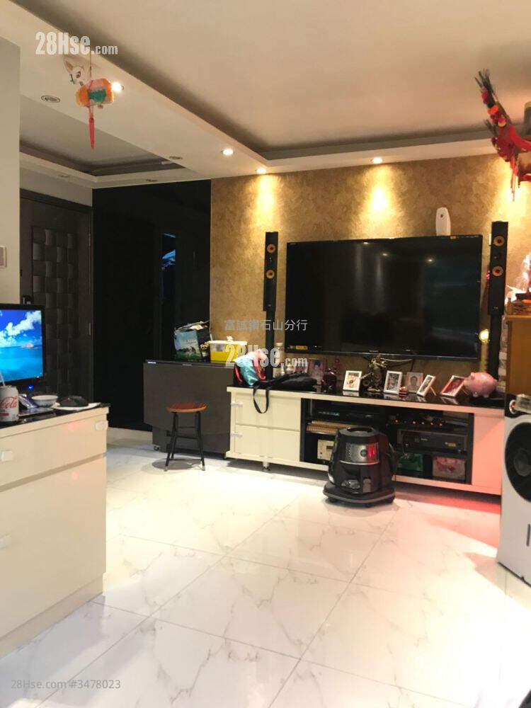 Lung Poon Court Sell 2 Bedrooms , 1 Bathroom 426 ft² ( 39.6 m² )