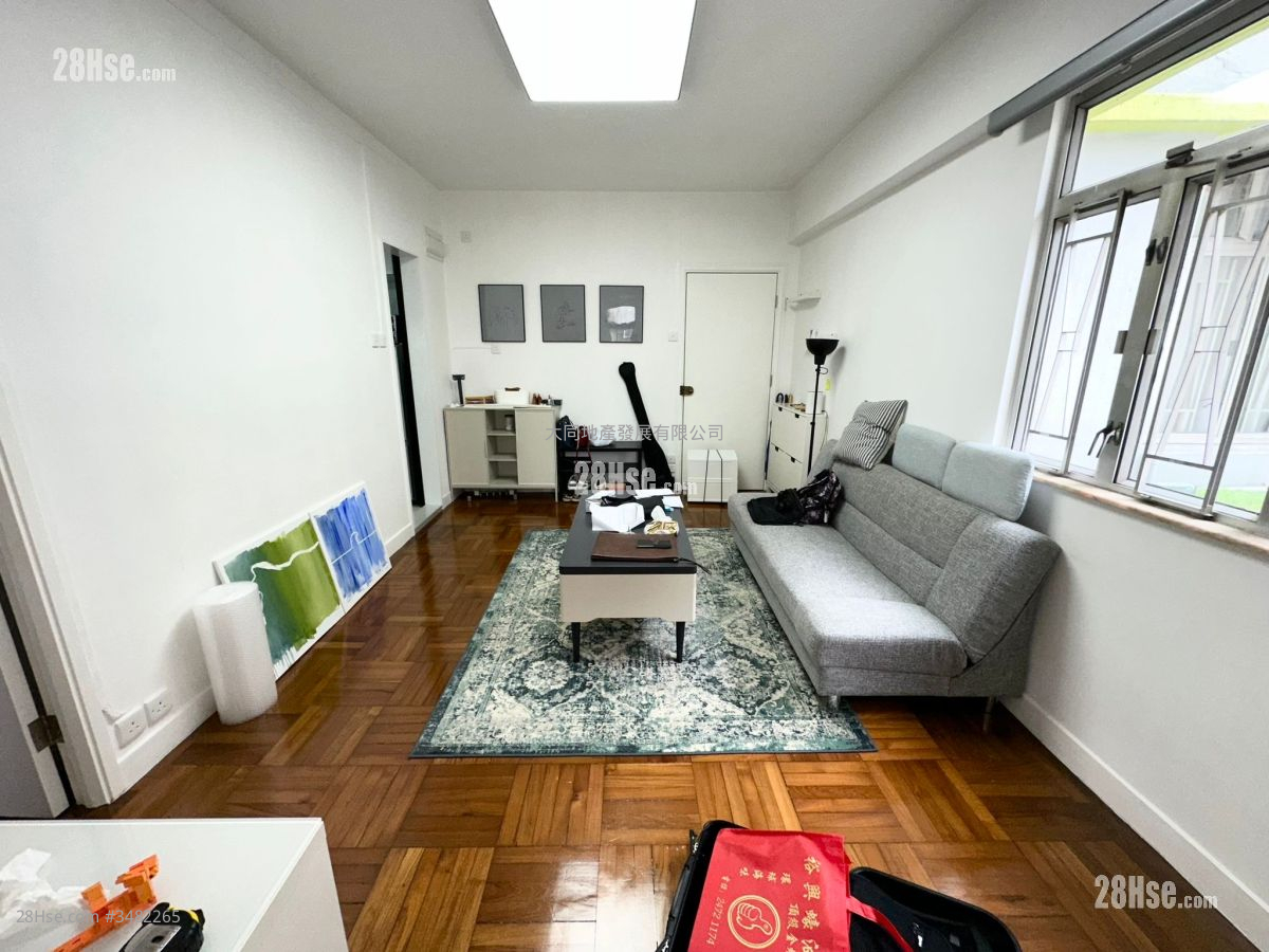 Hung Kwong Building Sell 2 Bedrooms , 1 Bathroom 452 ft² ( 42.0 m² )