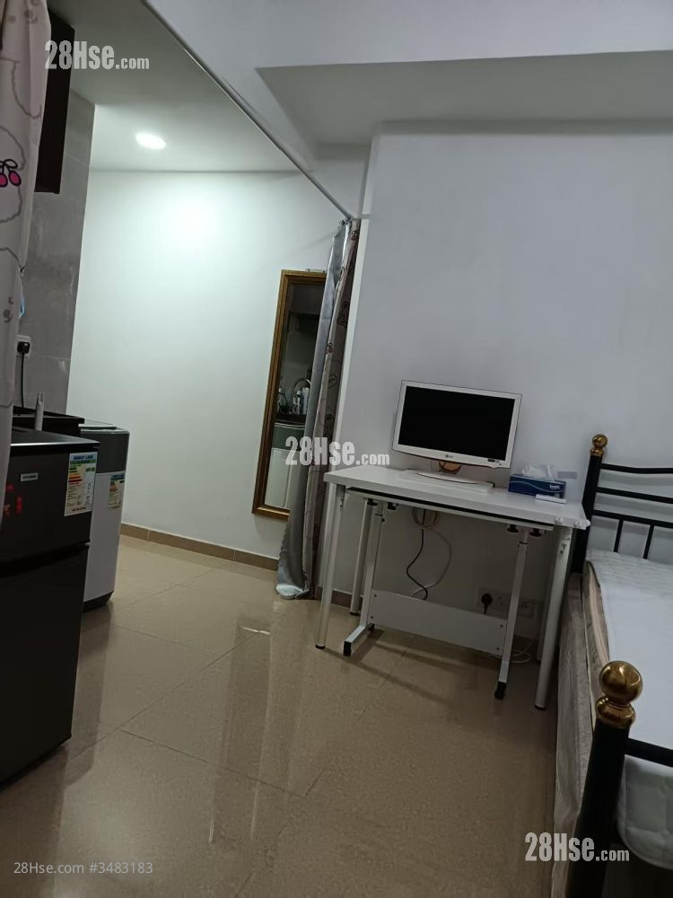 Golden Crown Court Rental Studio , 1 Bathroom 180 ft² ( 16.7 m² )