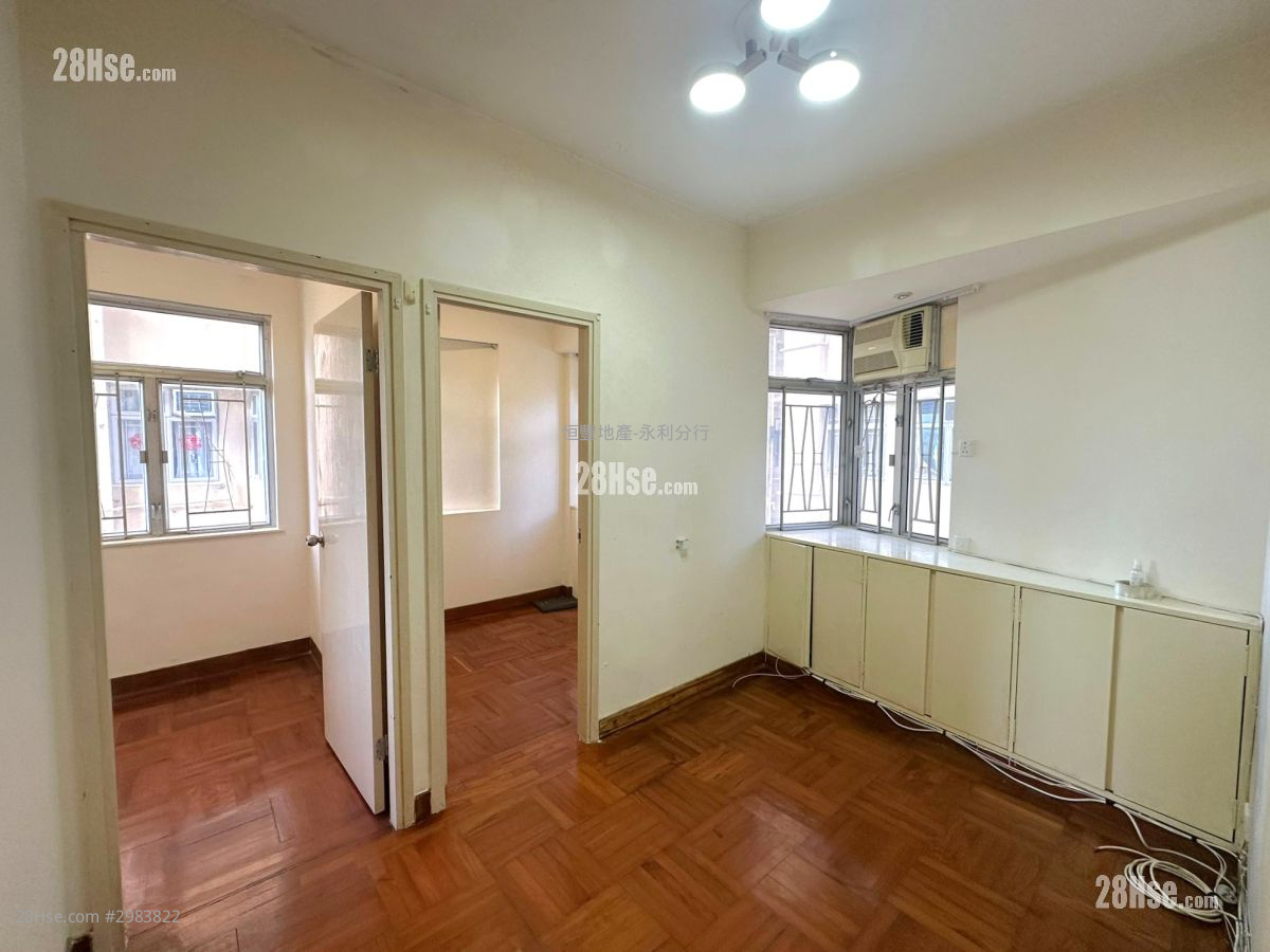 Winner Centre Sell 2 Bedrooms , 1 Bathroom 270 ft² ( 25.1 m² )