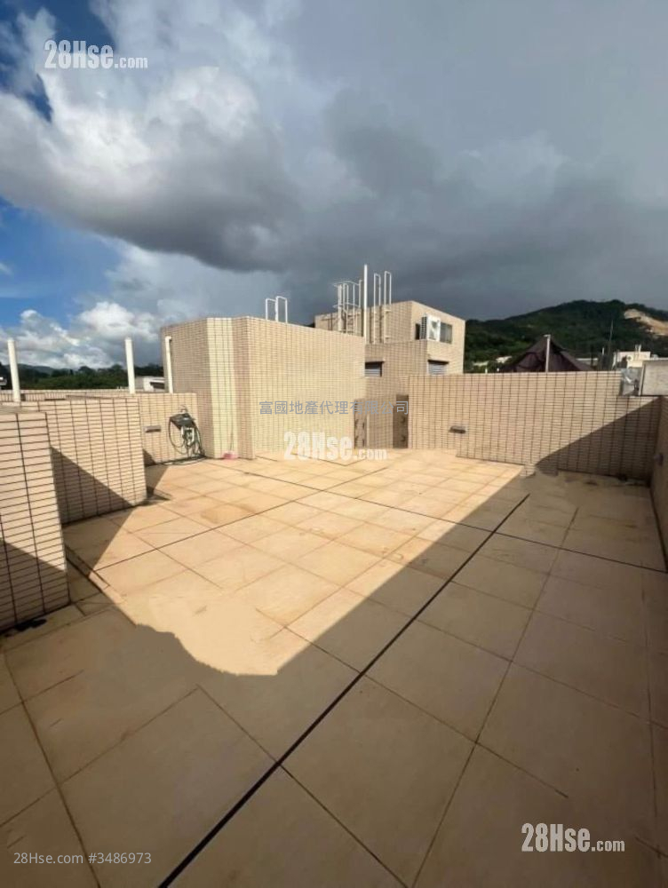 The Woodsville Rental 621 ft² ( 57.7 m² )