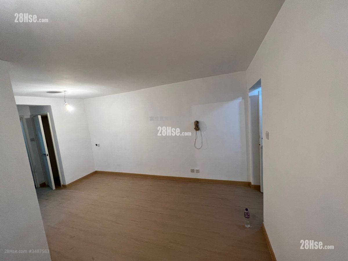 Lok Nga Court Sell 2 Bedrooms , 1 Bathroom 483 ft² ( 44.9 m² )