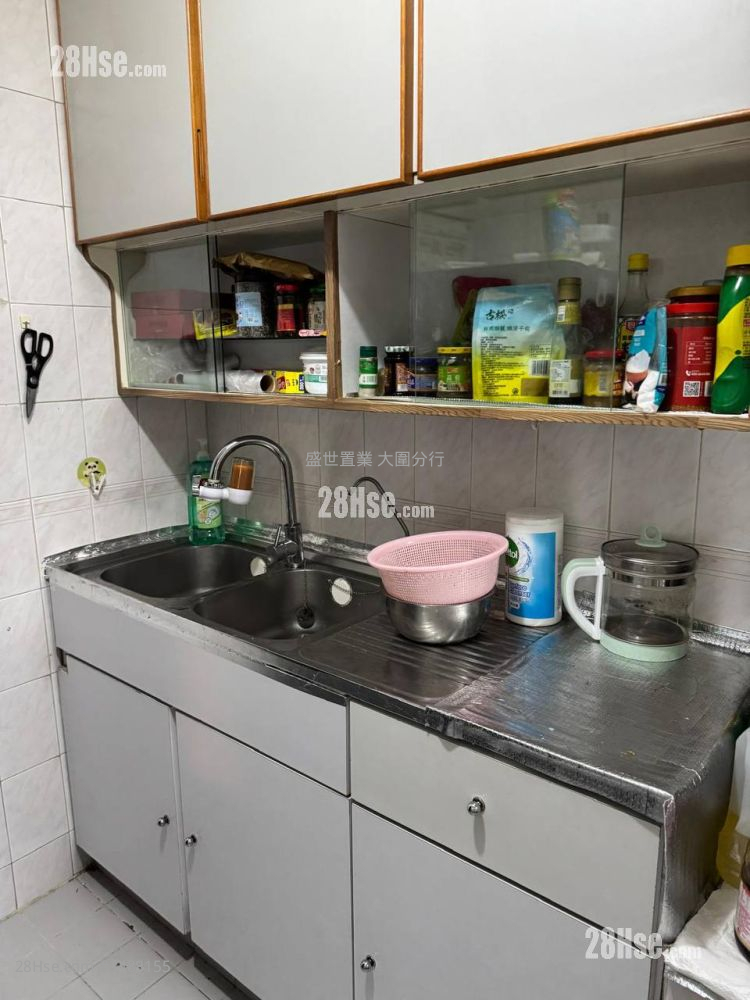 Man Lai Court Rental 3 Bedrooms , 2 Bathrooms 637 ft² ( 59.2 m² )