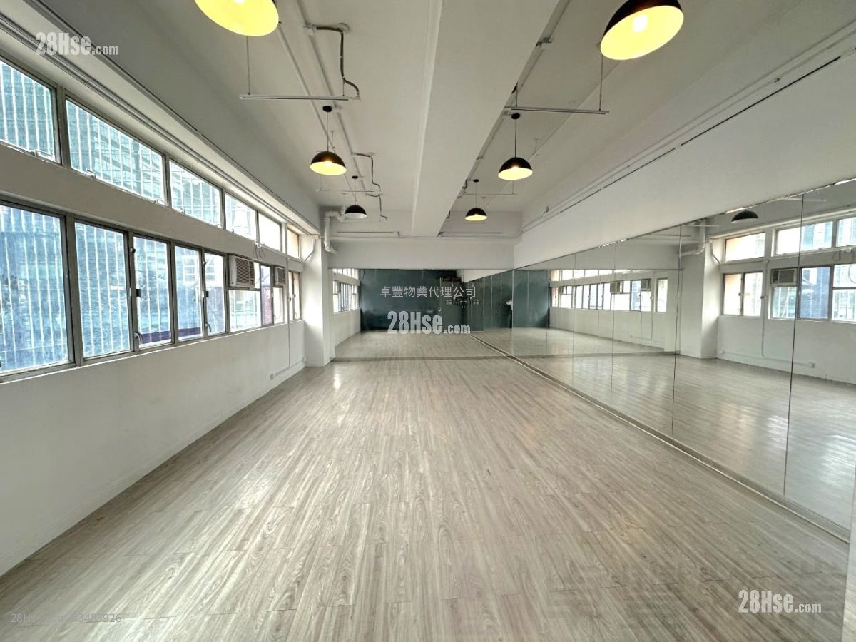 Fashion Centre Rental 590 ft² ( 54.8 m² )