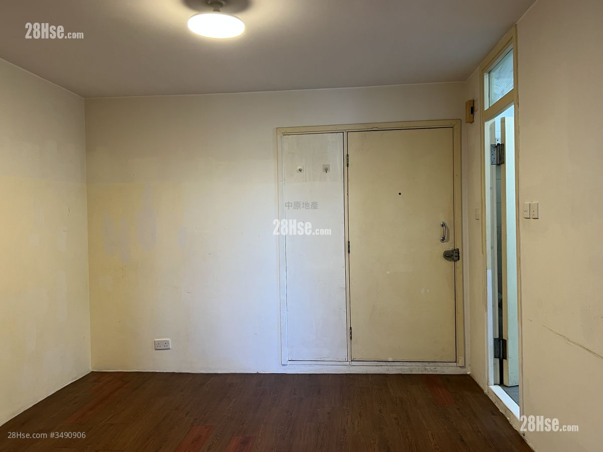 Tin Lai Court Sell 2 Bedrooms , 1 Bathroom 426 ft² ( 39.6 m² )